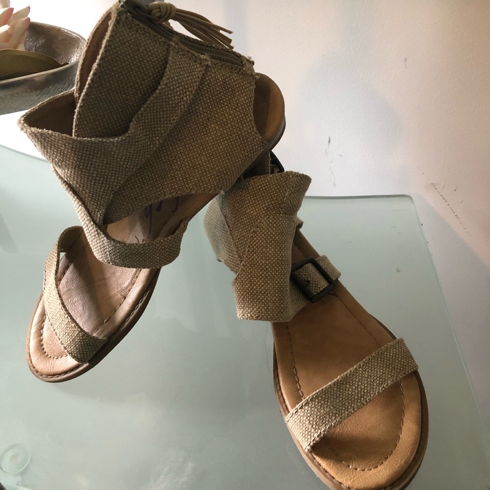 Blowfish tan size 8 sandals.